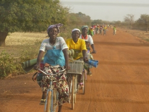Frauen unterwegs zum Markt.